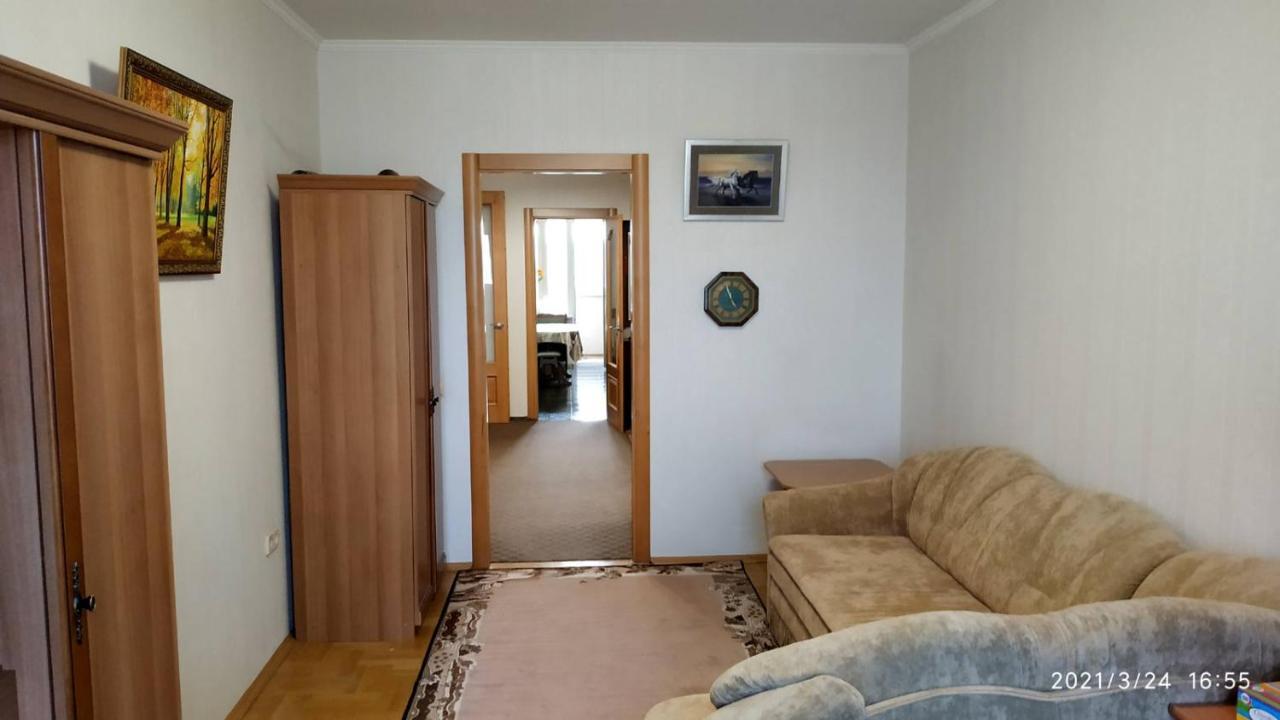 Nice Apt Near Livoberezhna Metro Lägenhet Kiev Exteriör bild